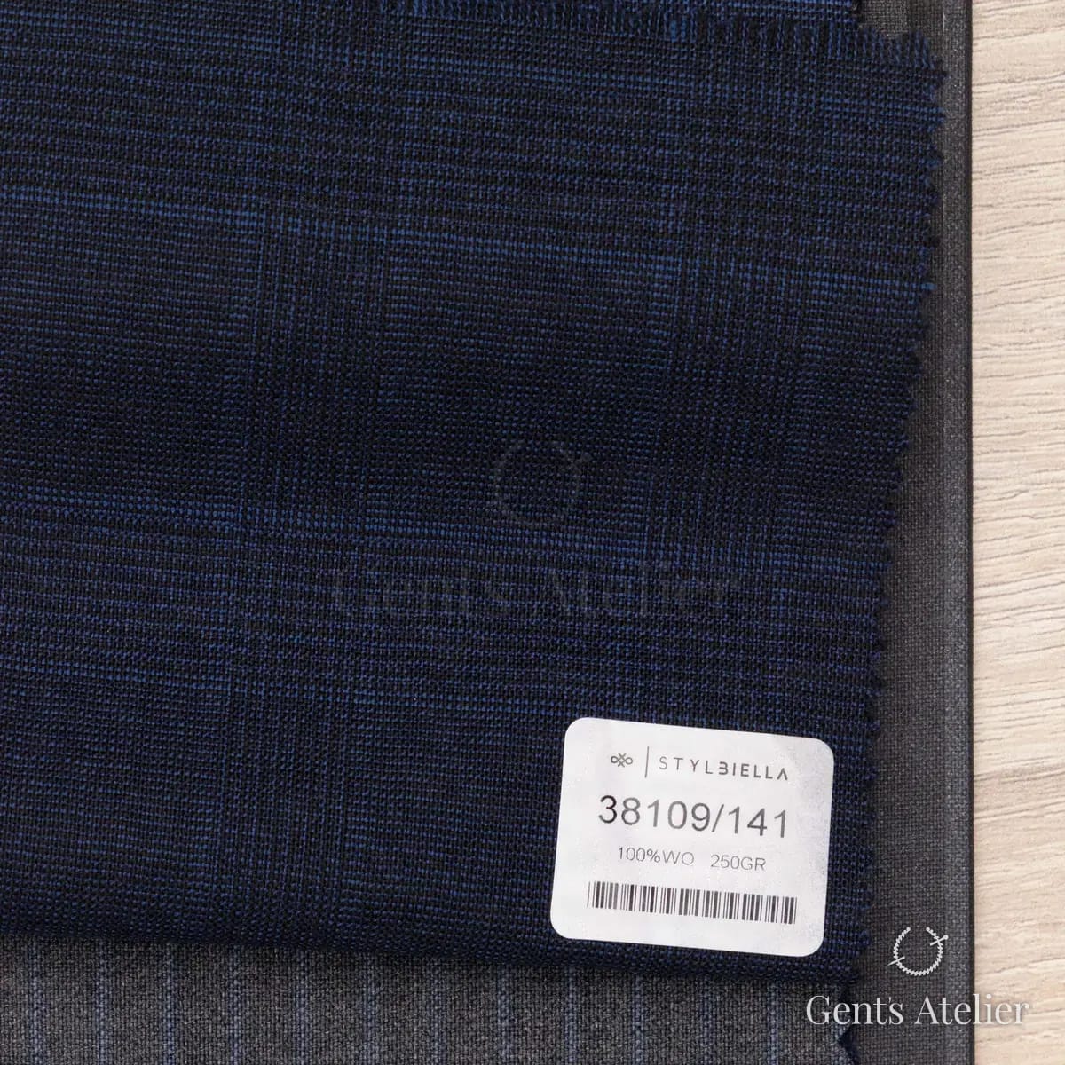 Образец ткани Stylbiella 38109/141 с этикеткой, тёмно-синий