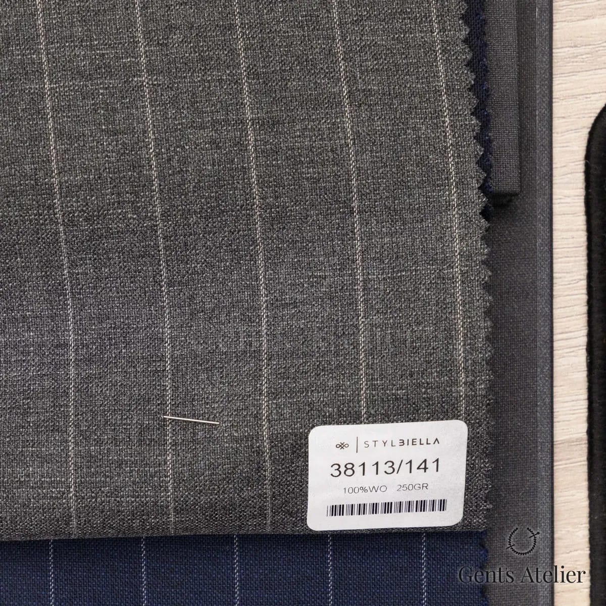 Образец ткани Stylbiella 38113/141 с этикеткой, серый