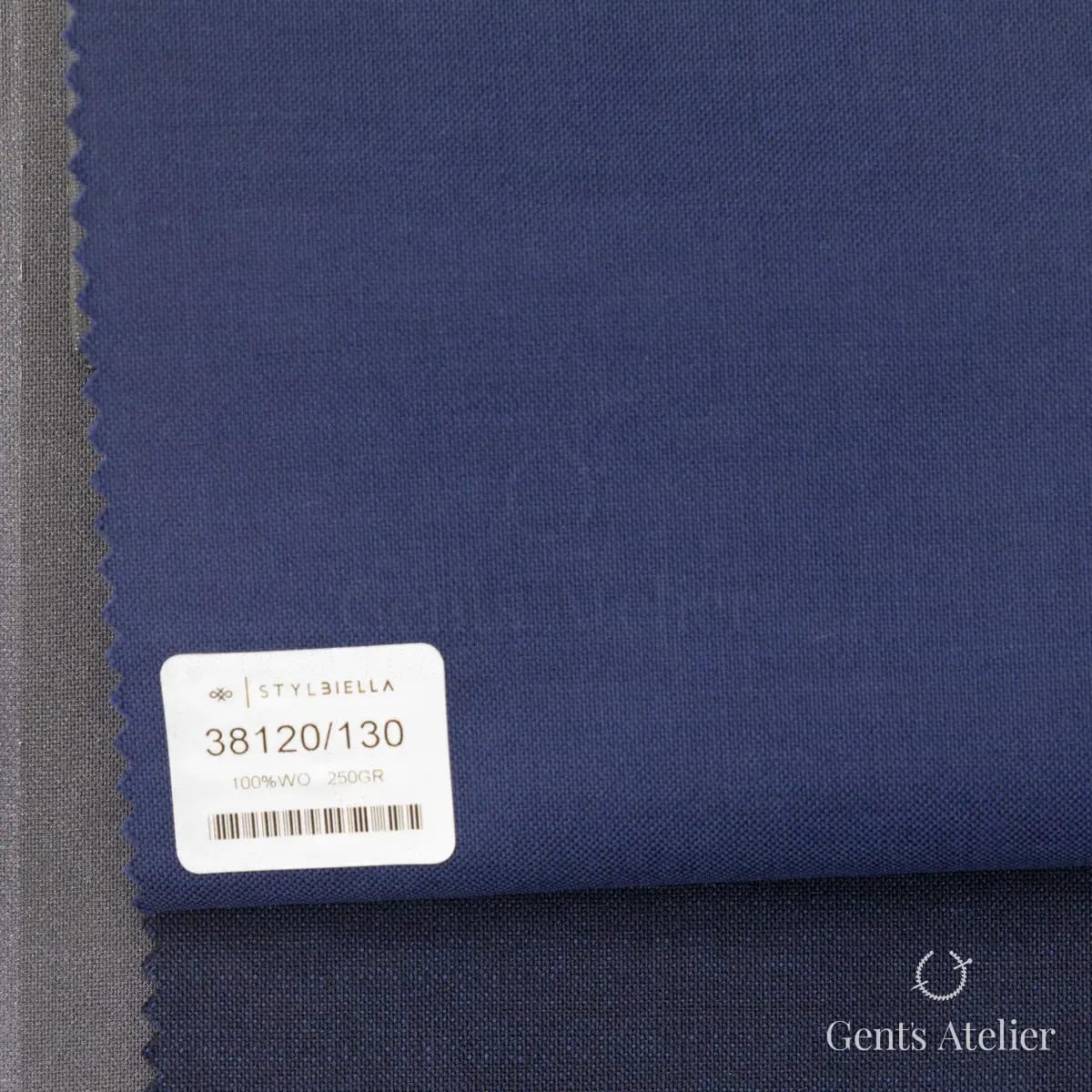 Образец ткани Stylbiella 38120/130 с этикеткой, синий