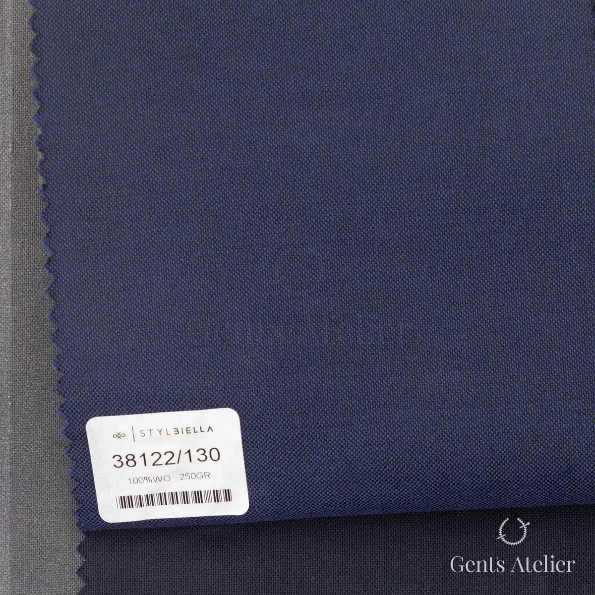 Образец ткани Stylbiella 38122/130 с этикеткой, тёмно-синий