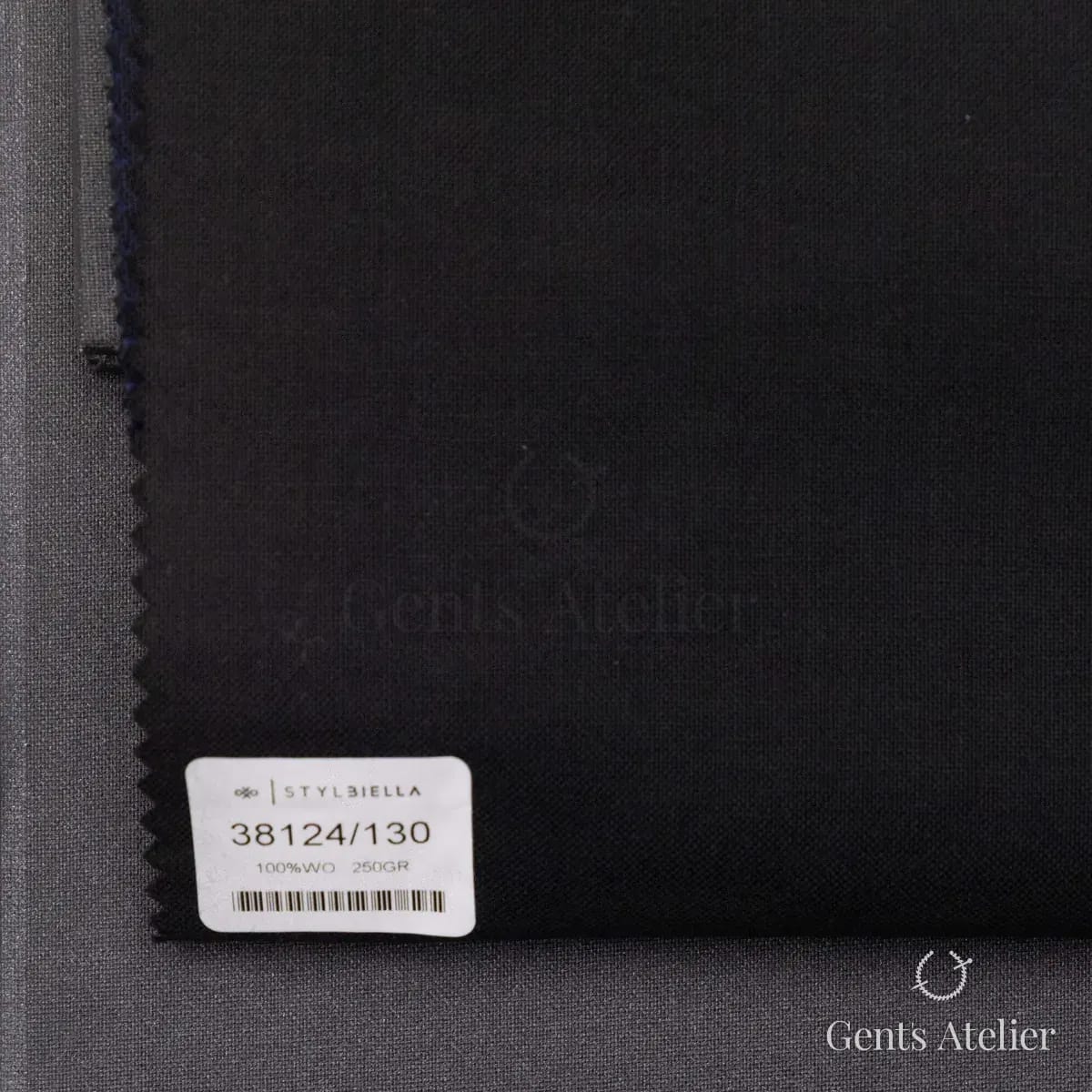 Образец ткани Stylbiella 38124/130 с этикеткой, чёрный