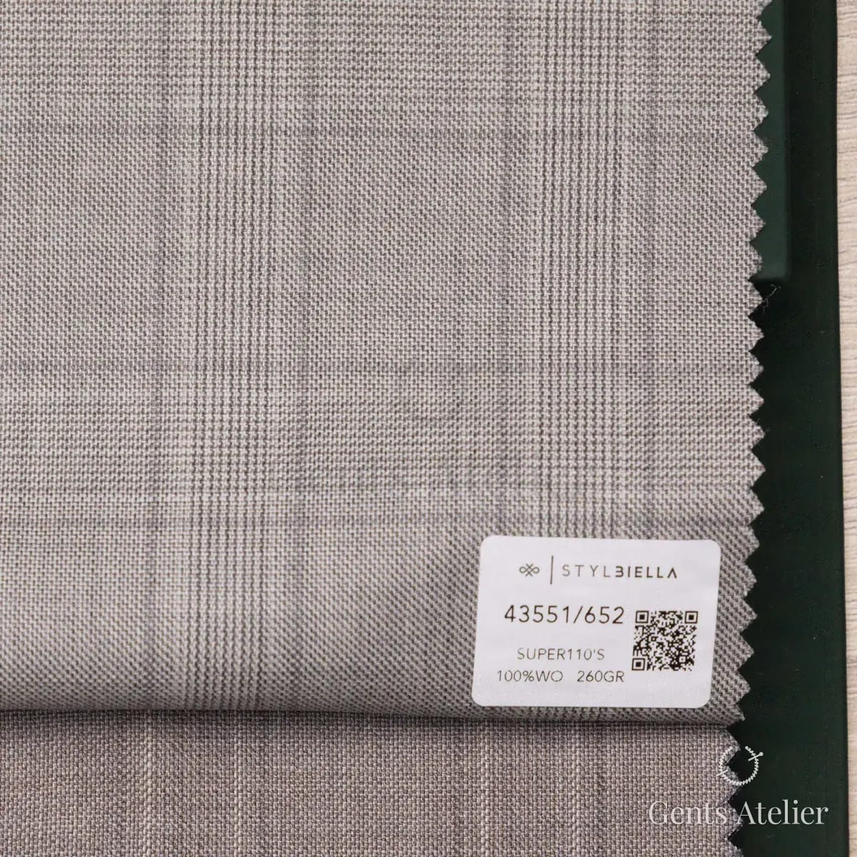 Образец ткани Stylbiella 43551/652 с этикеткой, светло-серый