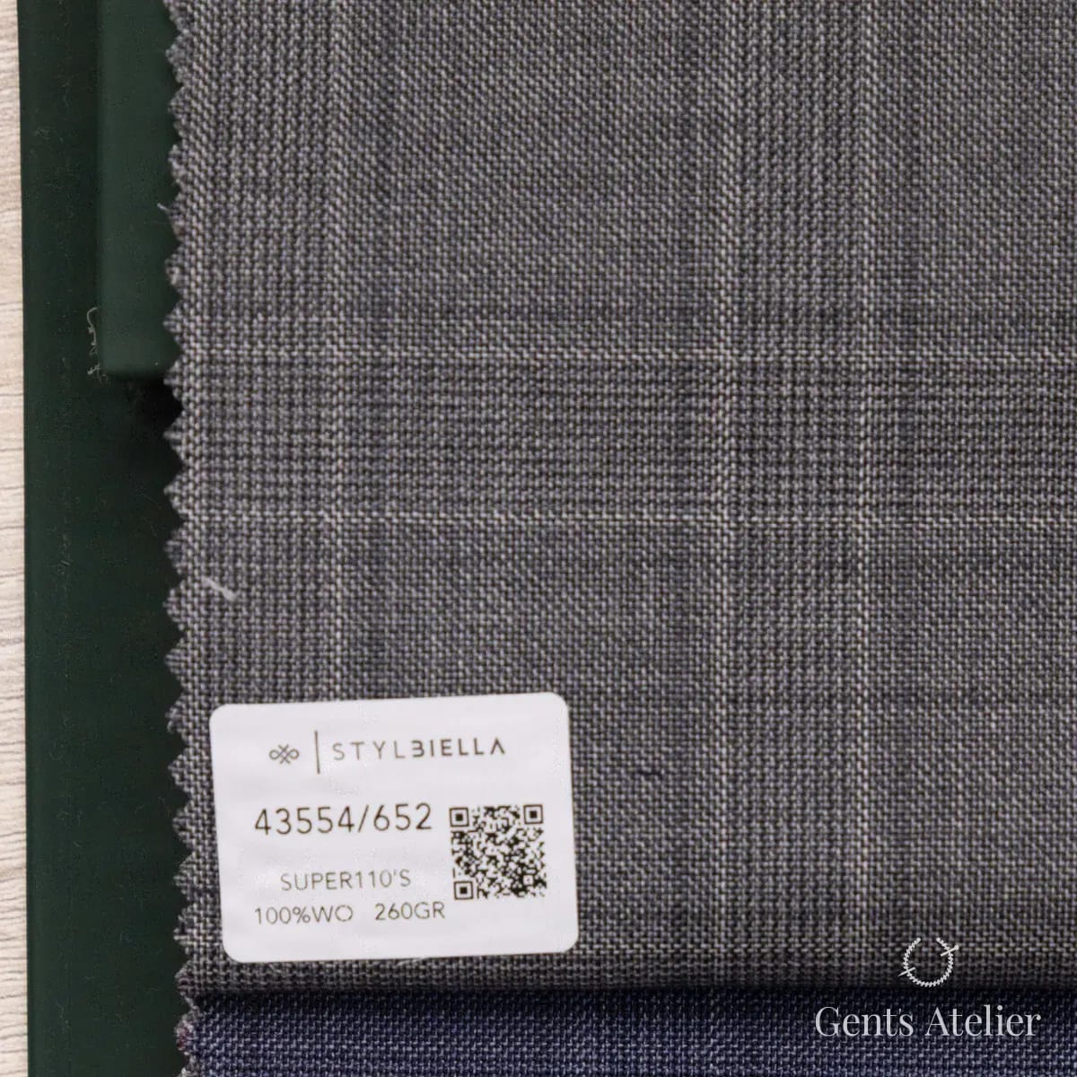 Образец ткани Stylbiella 43554/652 с этикеткой, тёмно-серый