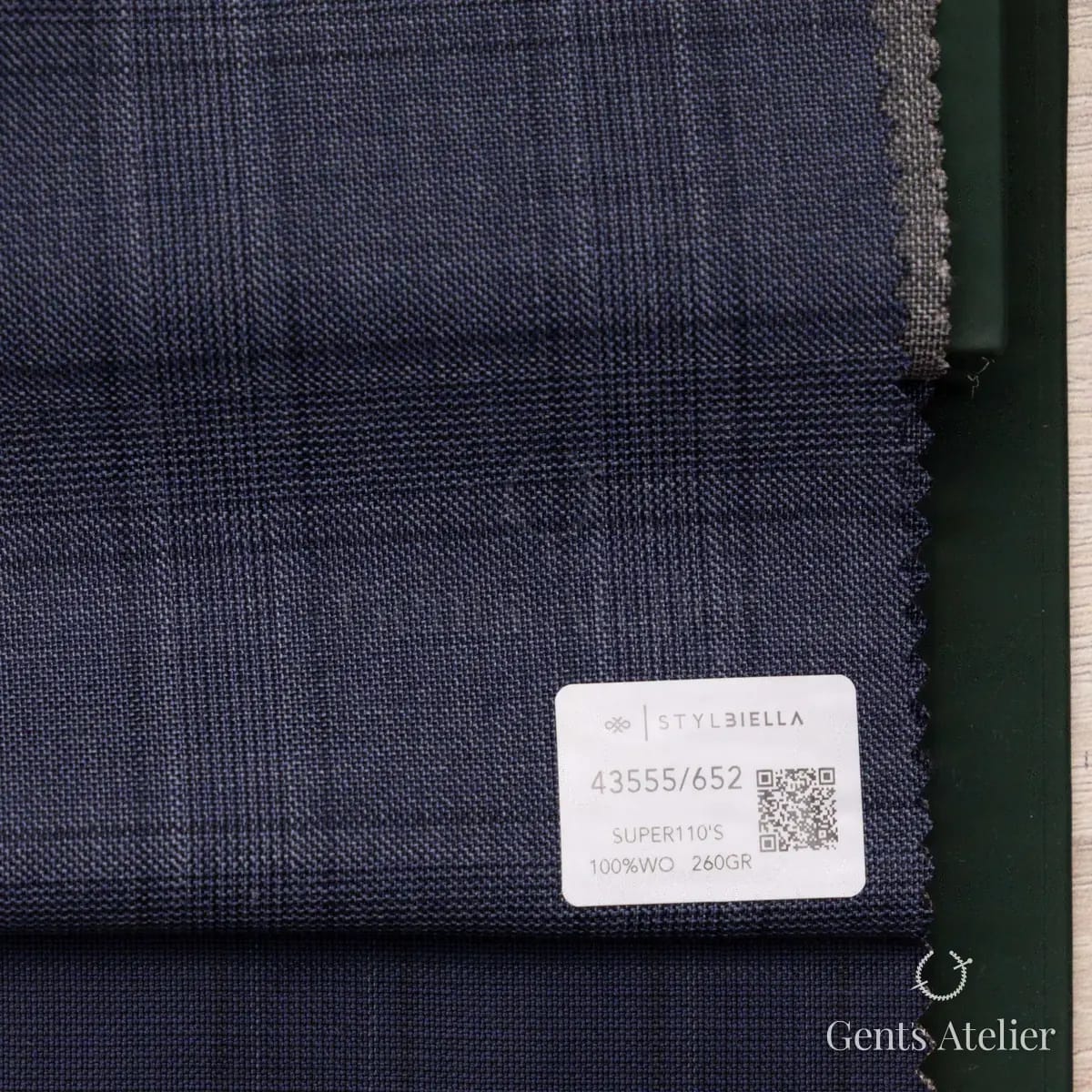 Образец ткани Stylbiella 43555/652 с этикеткой, тёмно-синий