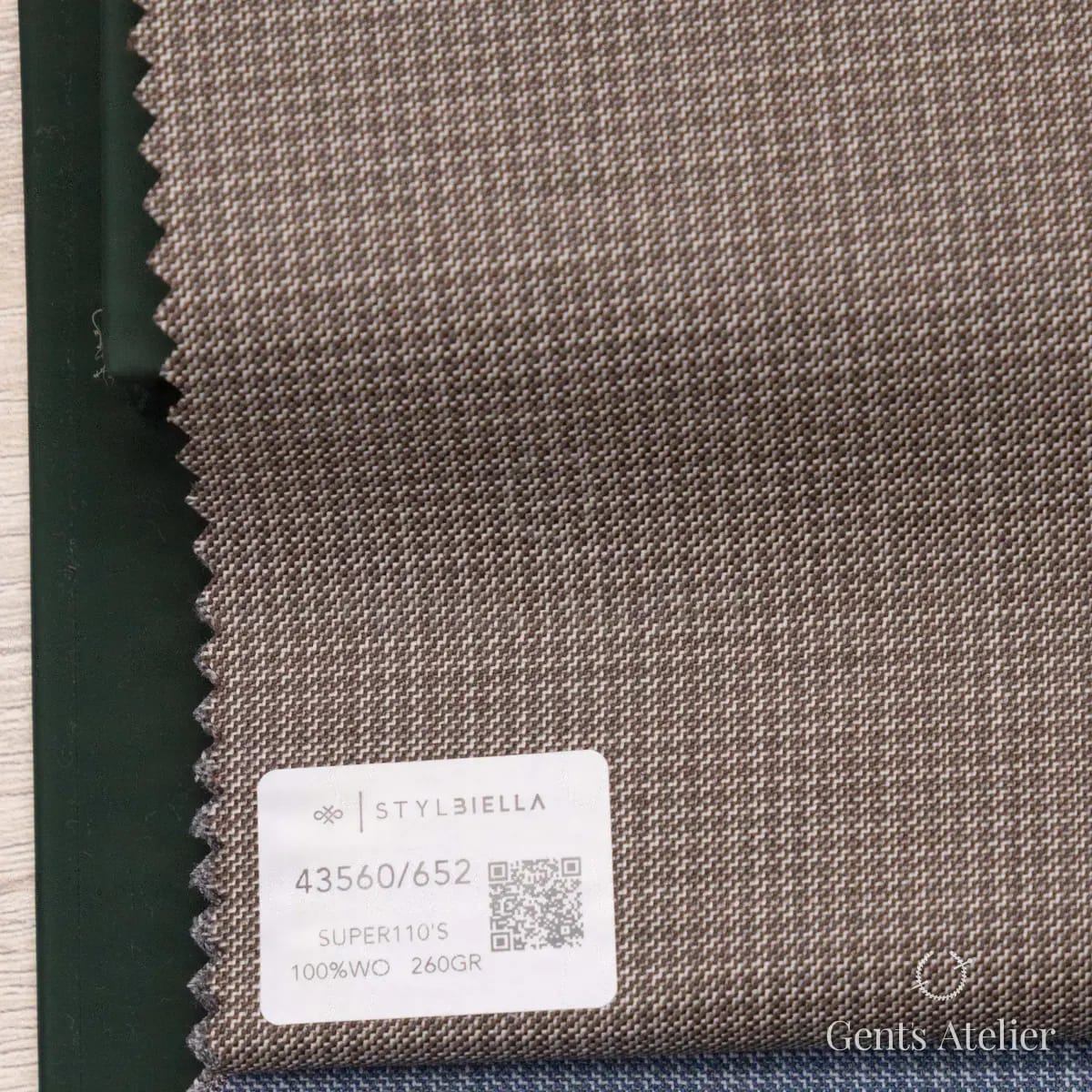 Образец ткани Stylbiella 43560/652 с этикеткой, тёмно-бежевый
