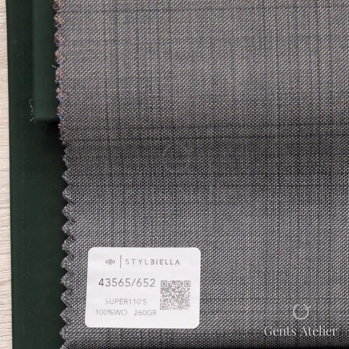 Образец ткани Stylbiella 43565/652 с этикеткой, серый