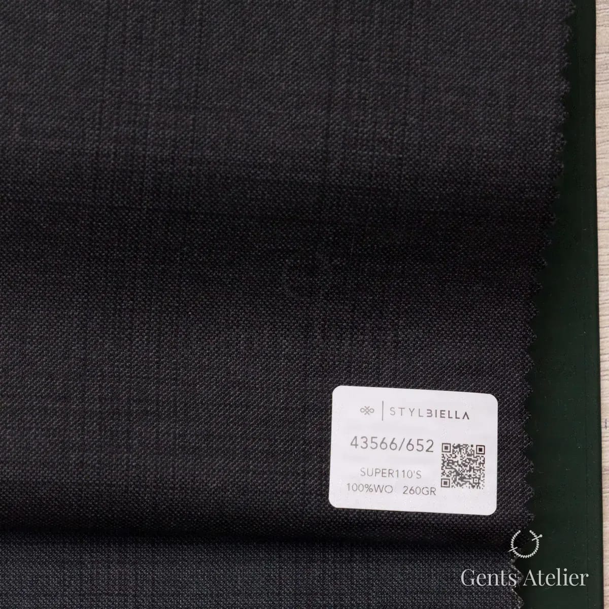 Образец ткани Stylbiella 43566/652 с этикеткой, тёмно-серый