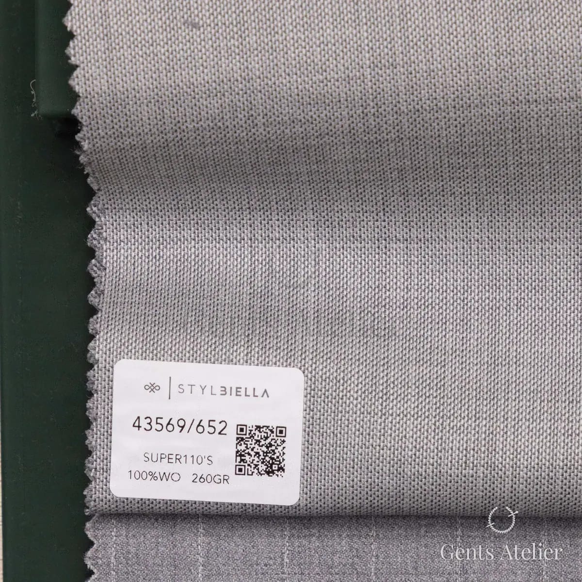 Образец ткани Stylbiella 43569/652 с этикеткой, светло-серый