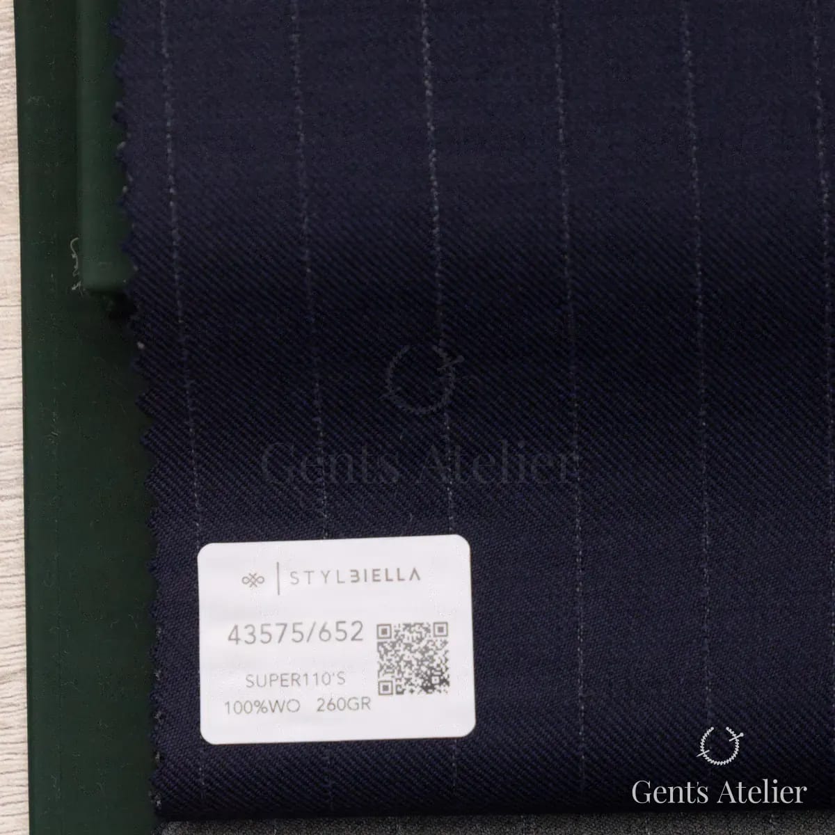 Образец ткани Stylbiella 43575/652 с этикеткой, тёмно-синий