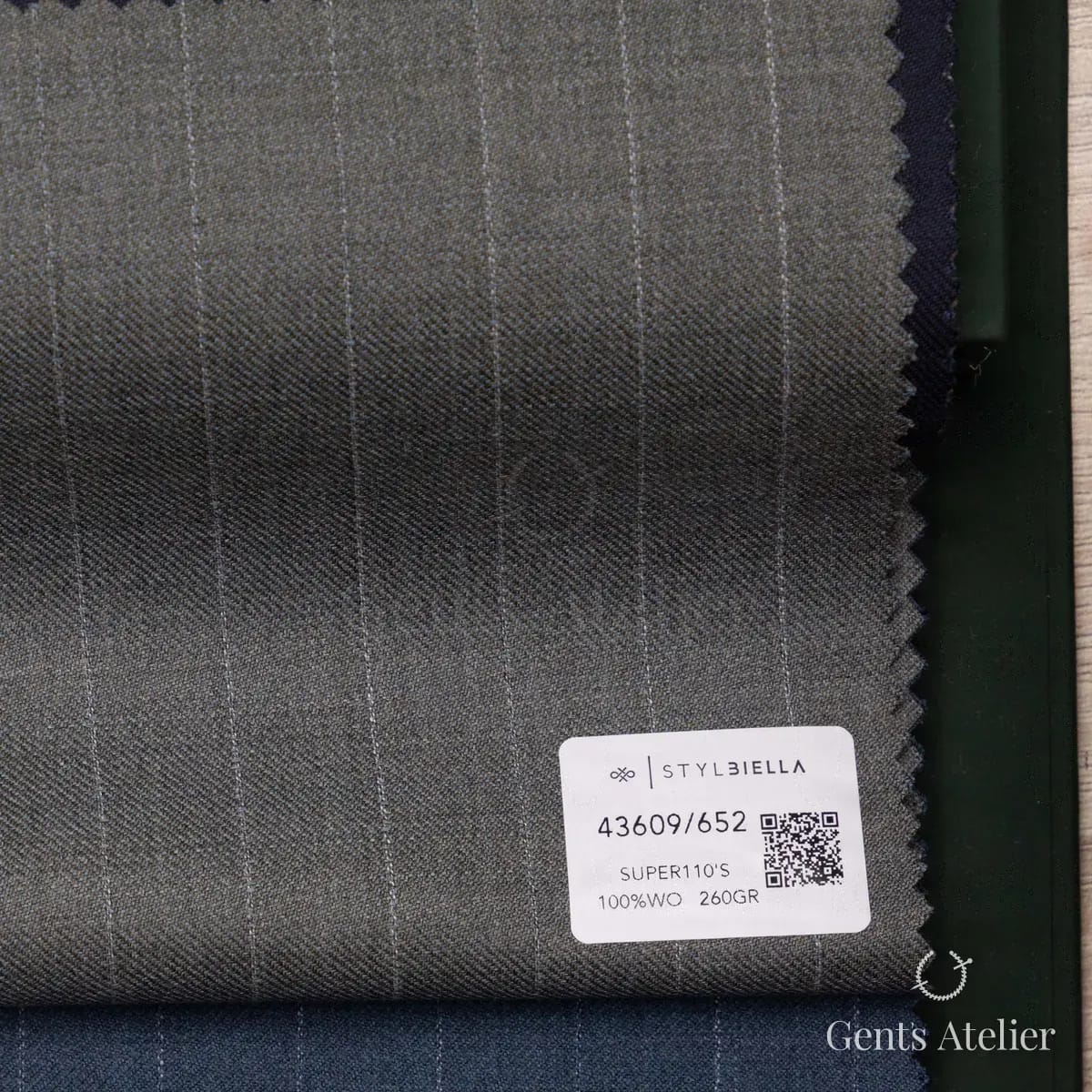 Образец ткани Stylbiella 43609/652 с этикеткой, серый