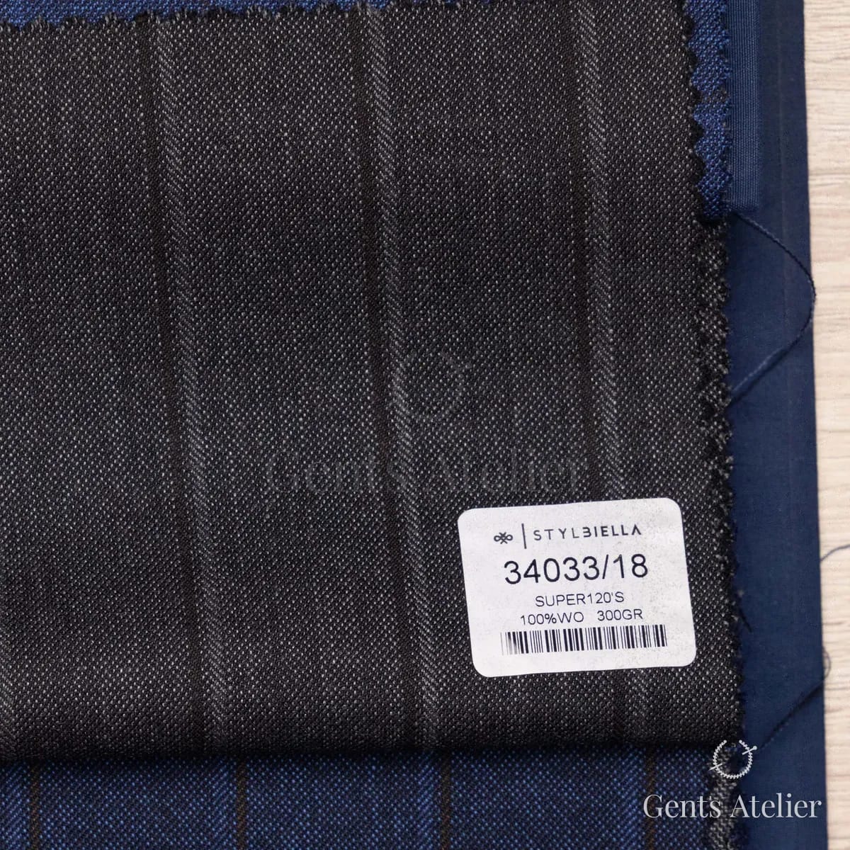 Образец ткани Stylbiella 34033/18 с этикеткой, тёмно-серый