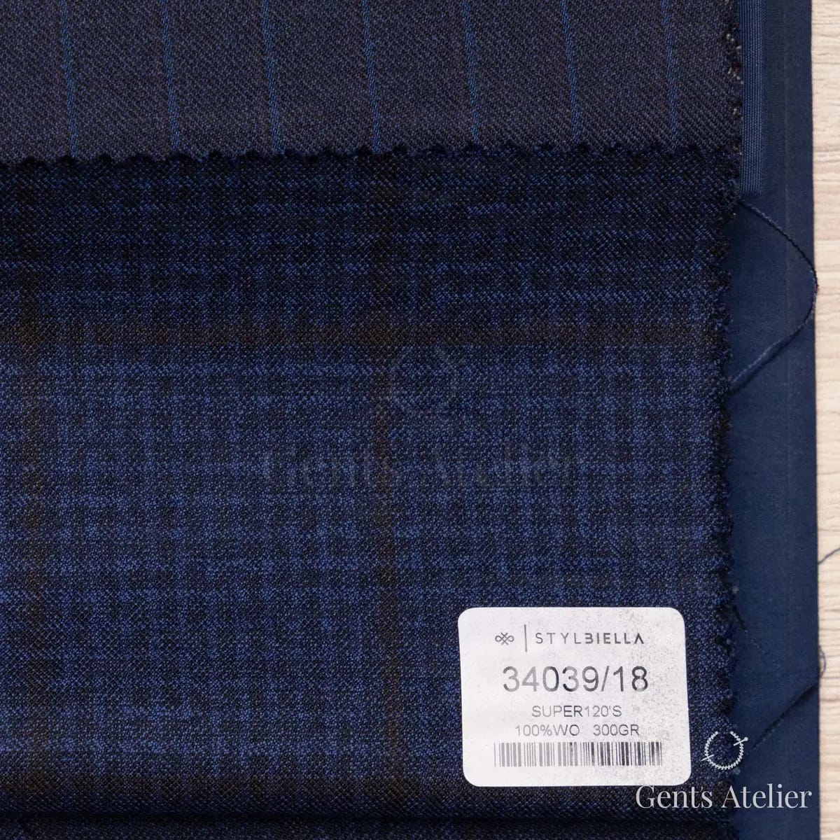 Образец ткани Stylbiella 34039/18 с этикеткой, тёмно-синий