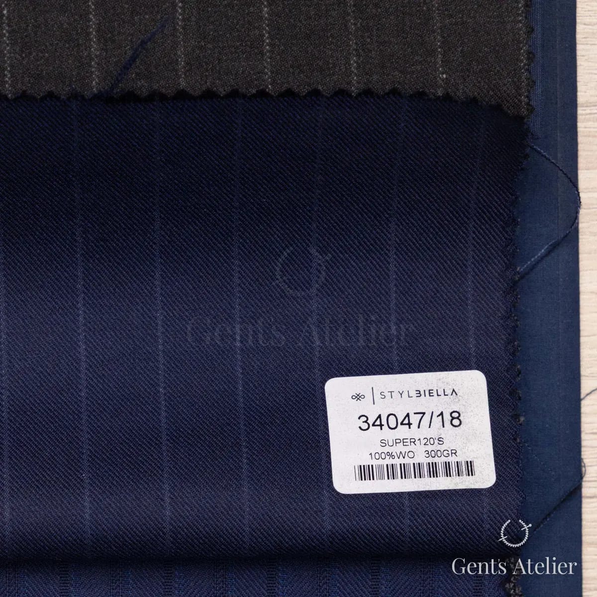 Образец ткани Stylbiella 34047/18 с этикеткой, тёмно-синий