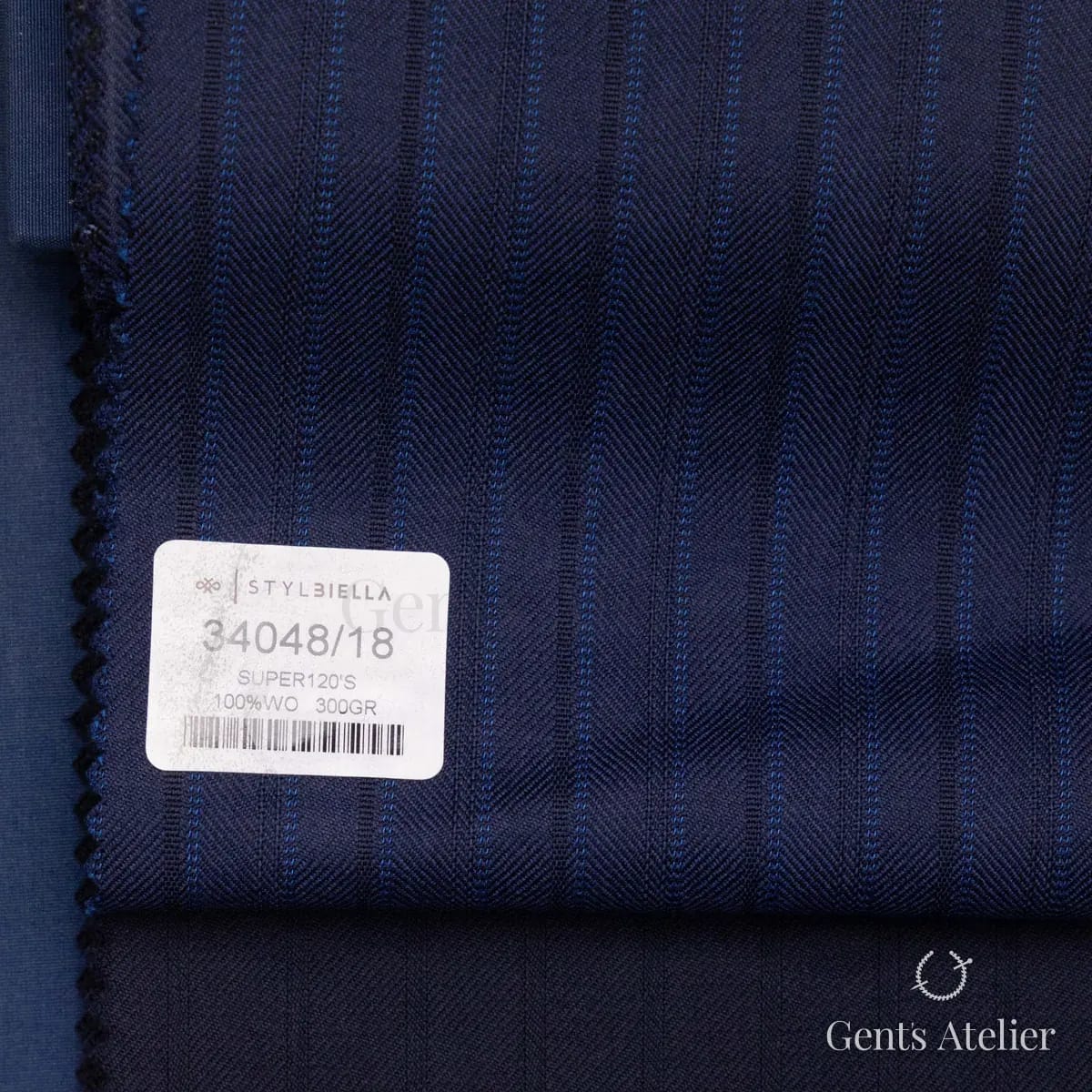 Образец ткани Stylbiella 34048/18 с этикеткой, тёмно-синий