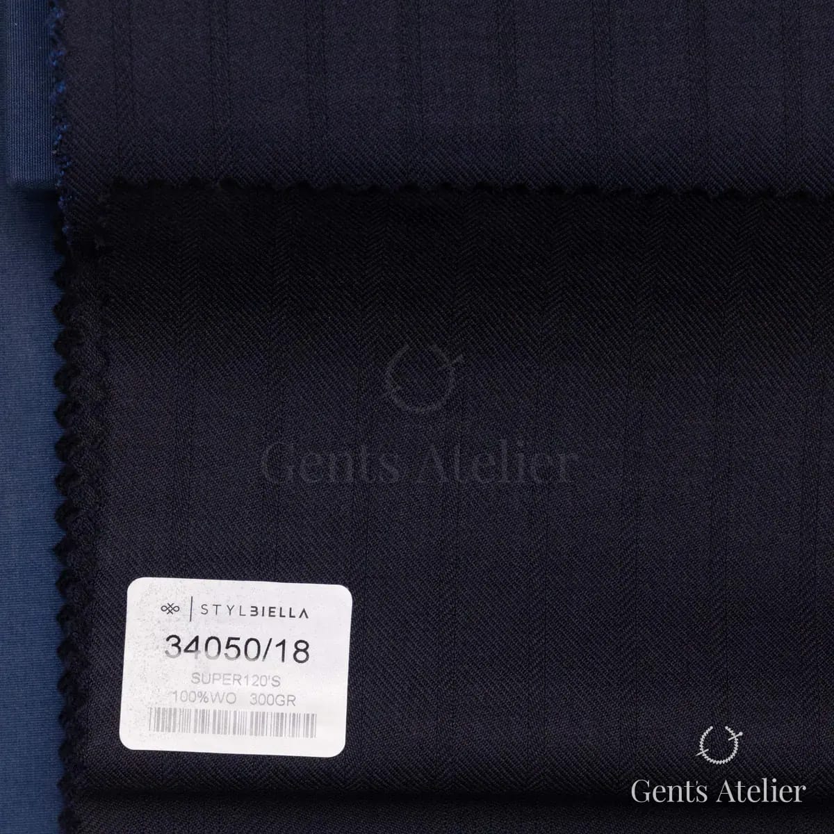 Образец ткани Stylbiella 34050/18 с этикеткой, тёмно-синий