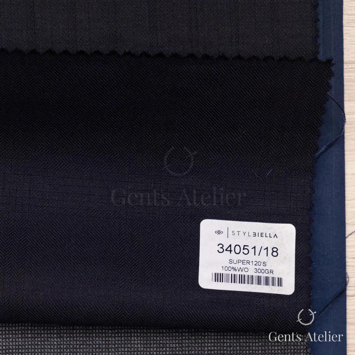 Образец ткани Stylbiella 34051/18 с этикеткой, тёмно-синий