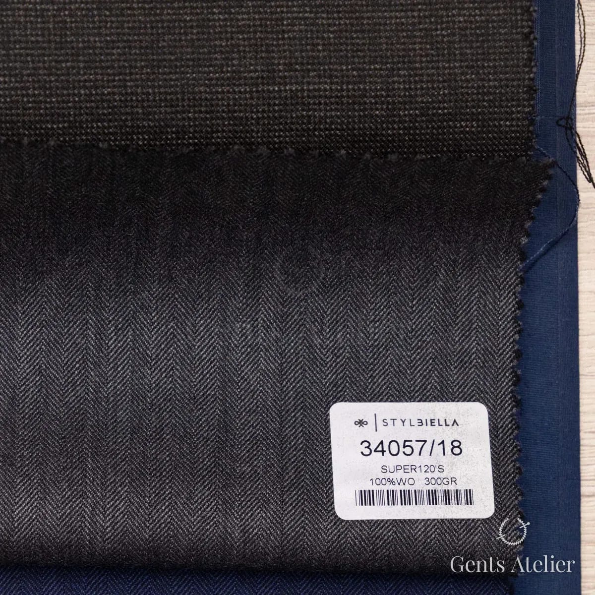 Образец ткани Stylbiella 34057/18 с этикеткой, тёмно-серый
