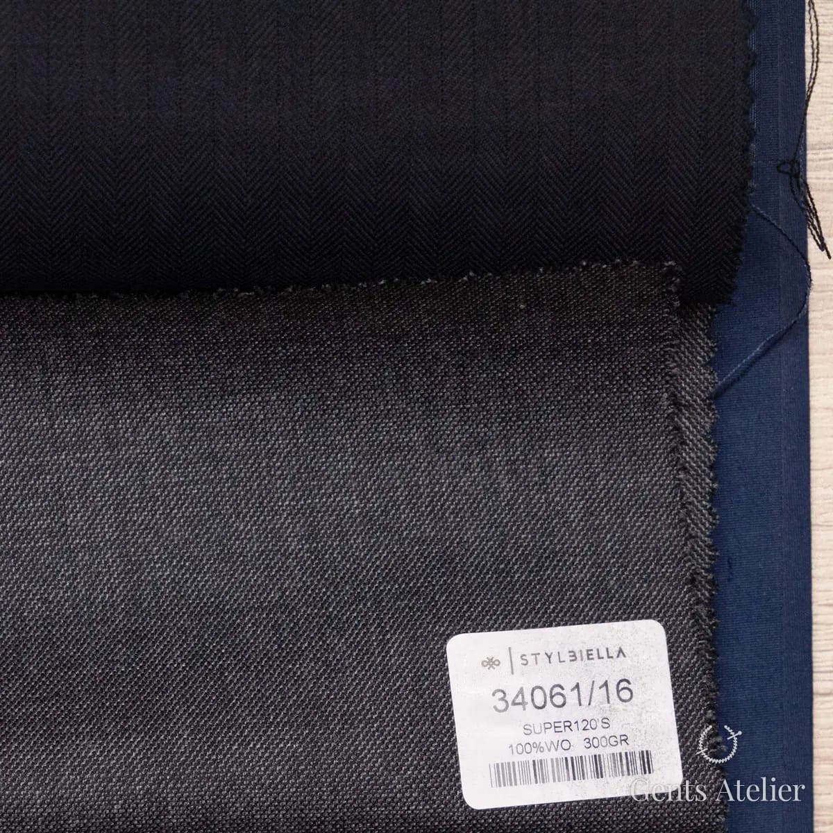 Образец ткани Stylbiella 34061/16 с этикеткой, тёмно-серый