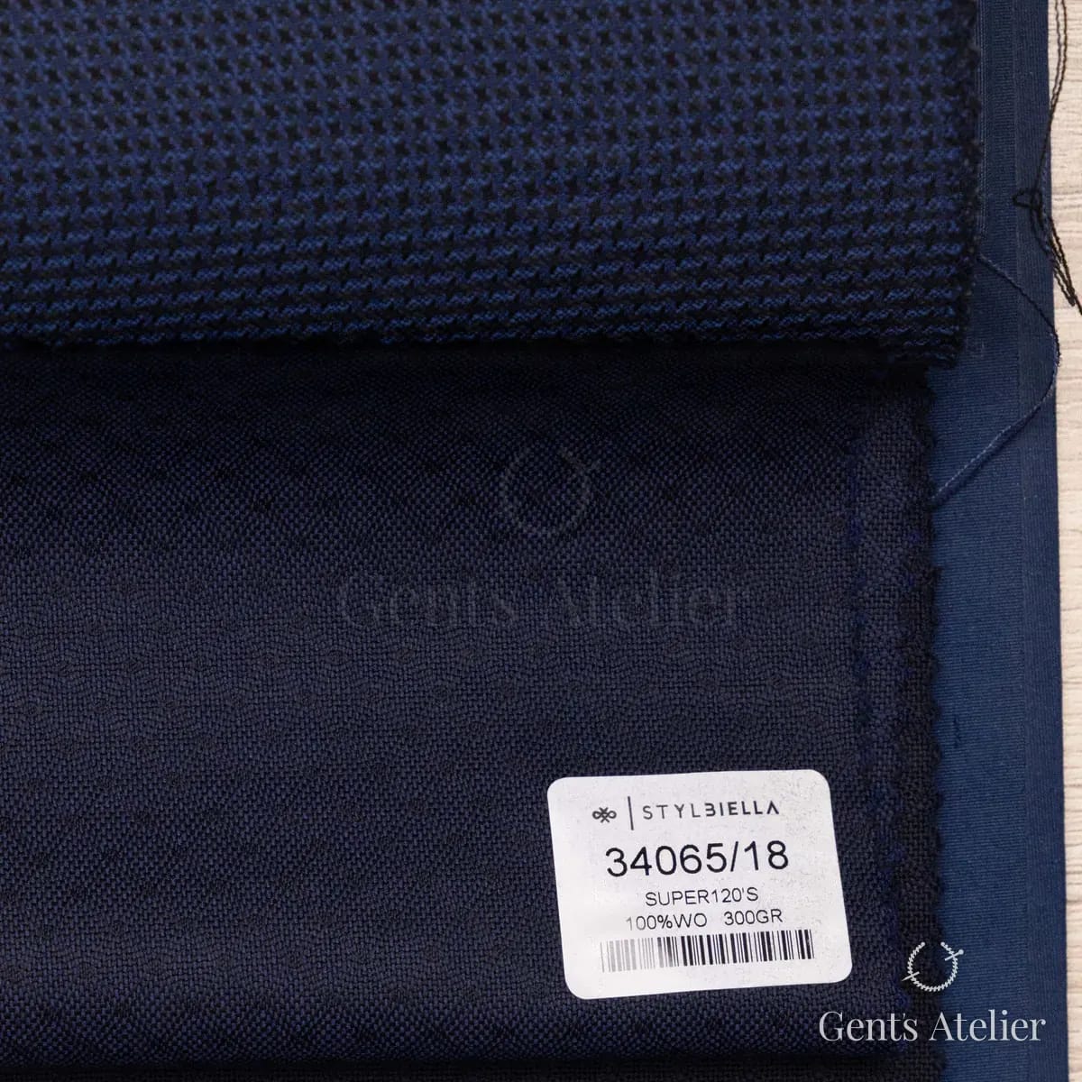 Образец ткани Stylbiella 34065/18 с этикеткой, тёмно-синий