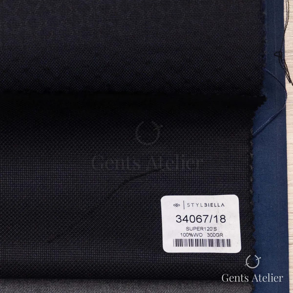 Образец ткани Stylbiella 34067/18 с этикеткой, тёмно-синий