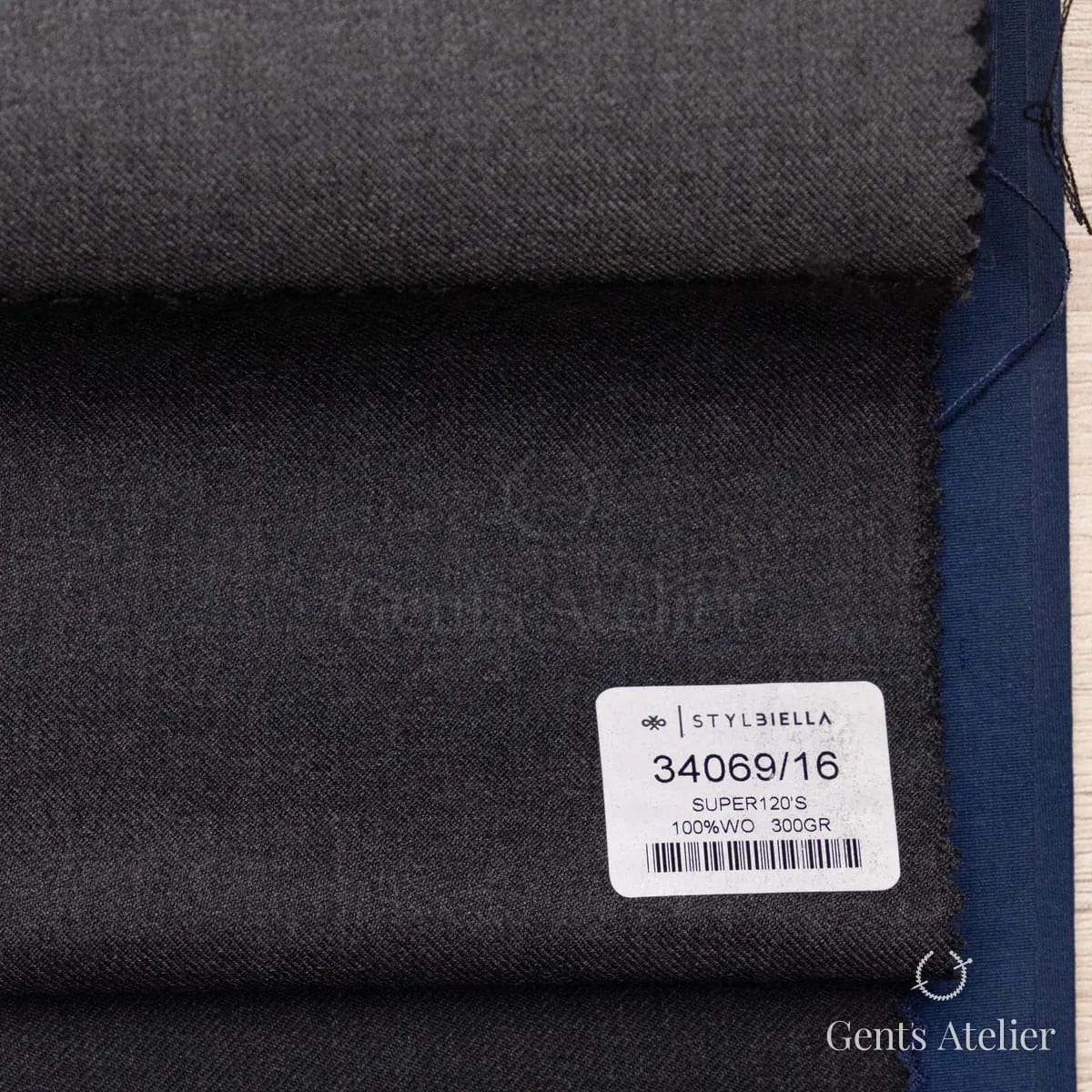 Образец ткани Stylbiella 34069/16 с этикеткой, тёмно-серый