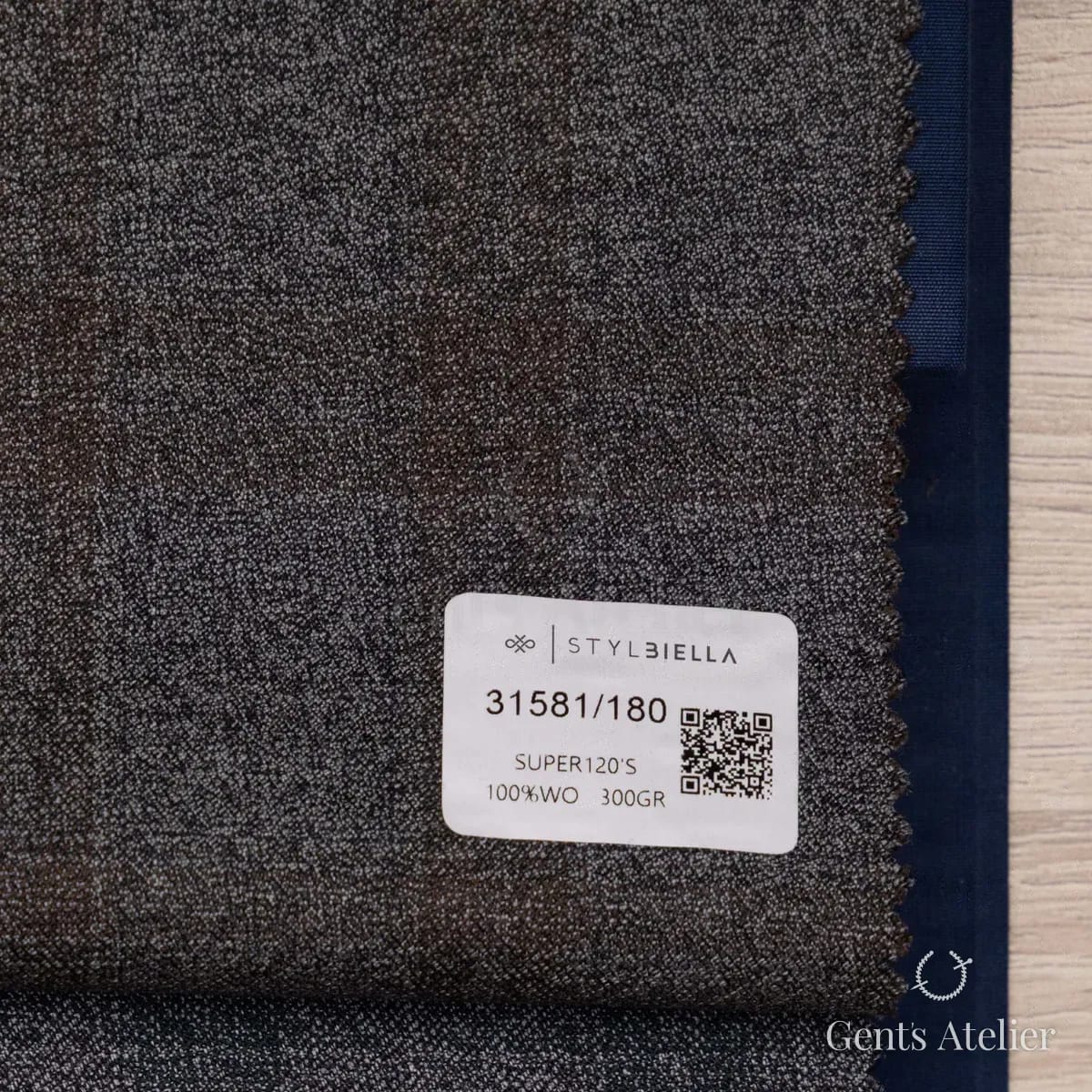 Образец ткани Stylbiella 31581/180 с этикеткой, тёмно-серый