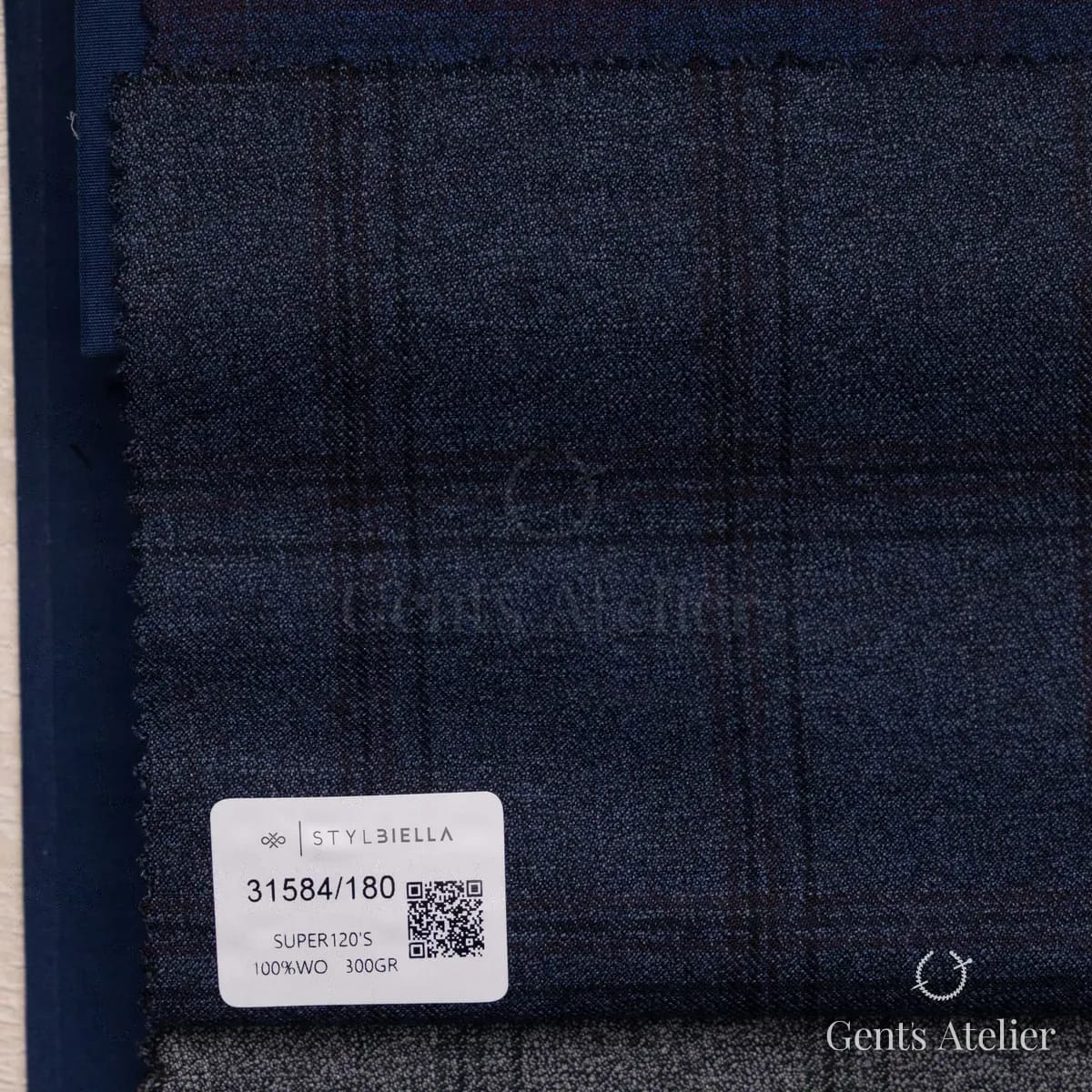 Образец ткани Stylbiella 31584/180 с этикеткой, тёмно-синий