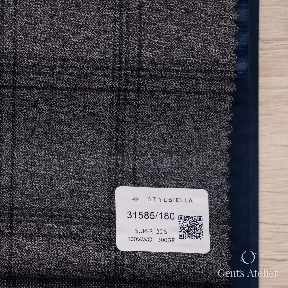 Образец ткани Stylbiella 31585/180 с этикеткой, тёмно-серый