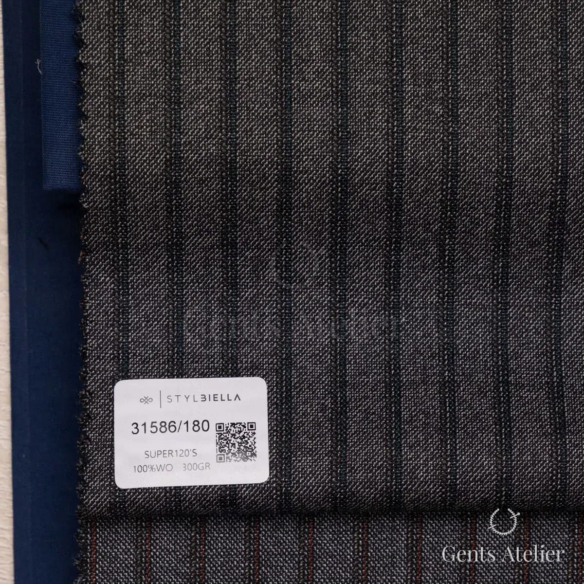 Образец ткани Stylbiella 31586/180 с этикеткой, тёмно-серый