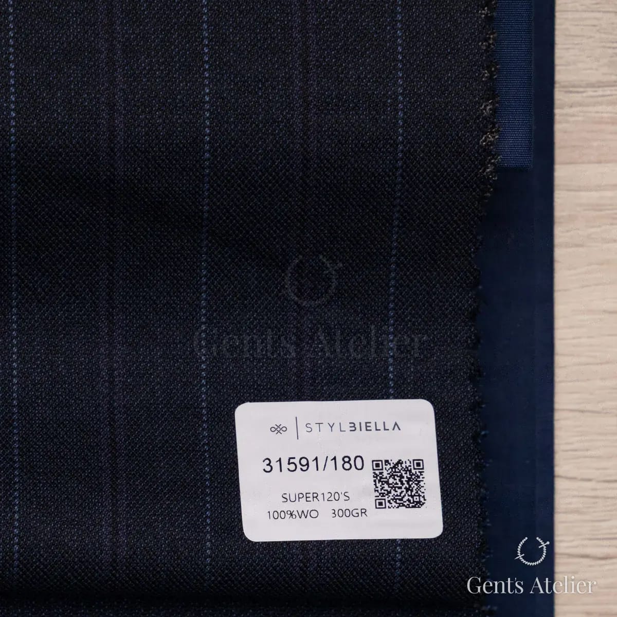 Образец ткани Stylbiella 31591/180 с этикеткой, тёмно-синий