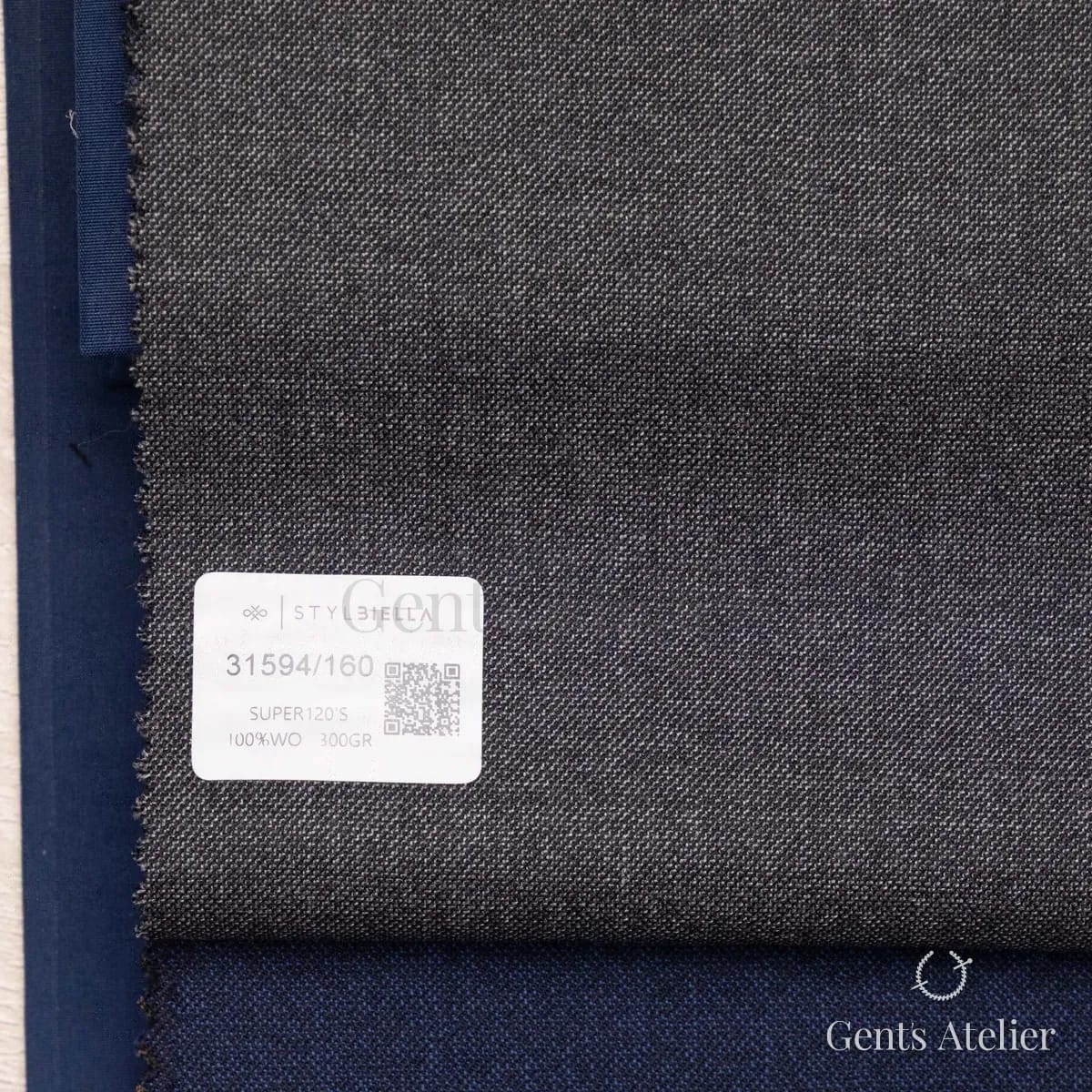 Образец ткани Stylbiella 31594/160 с этикеткой, тёмно-серый