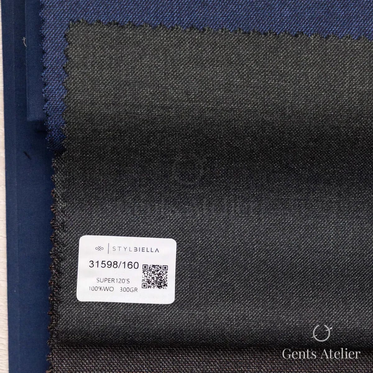 Образец ткани Stylbiella 31598/160 с этикеткой, тёмно-серый