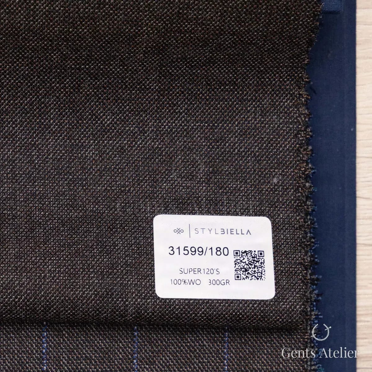 Образец ткани Stylbiella 31599/180 с этикеткой, тёмно-коричневый
