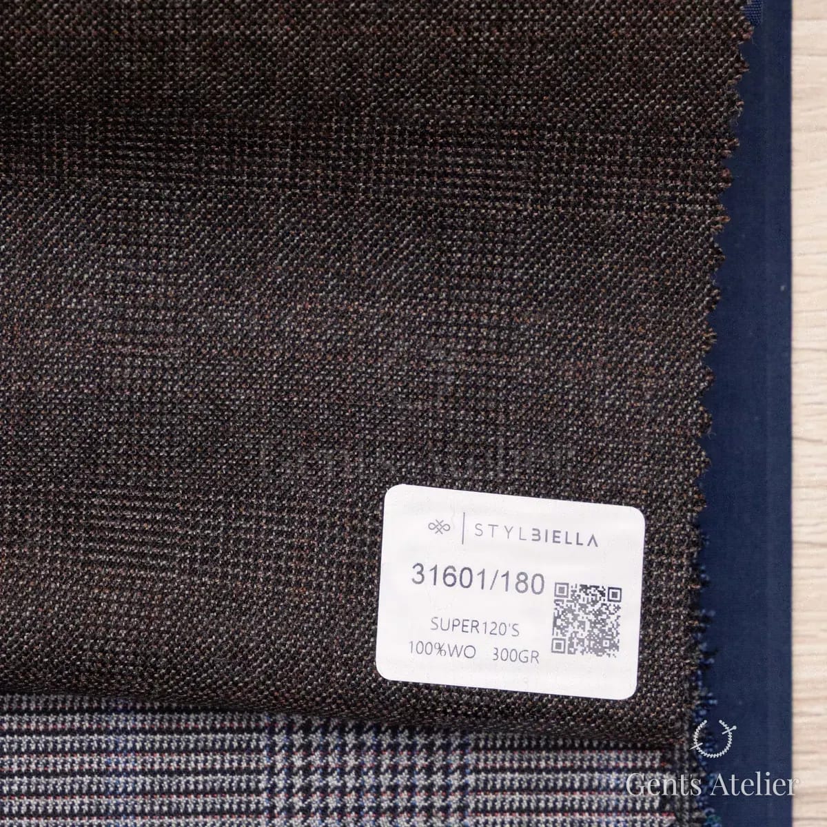 Образец ткани Stylbiella 31601/180 с этикеткой, тёмно-коричневый