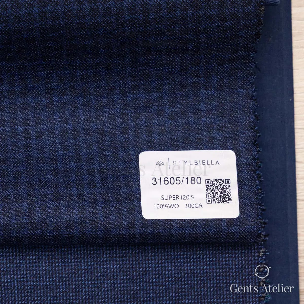 Образец ткани Stylbiella 31605/180 с этикеткой, тёмно-синий