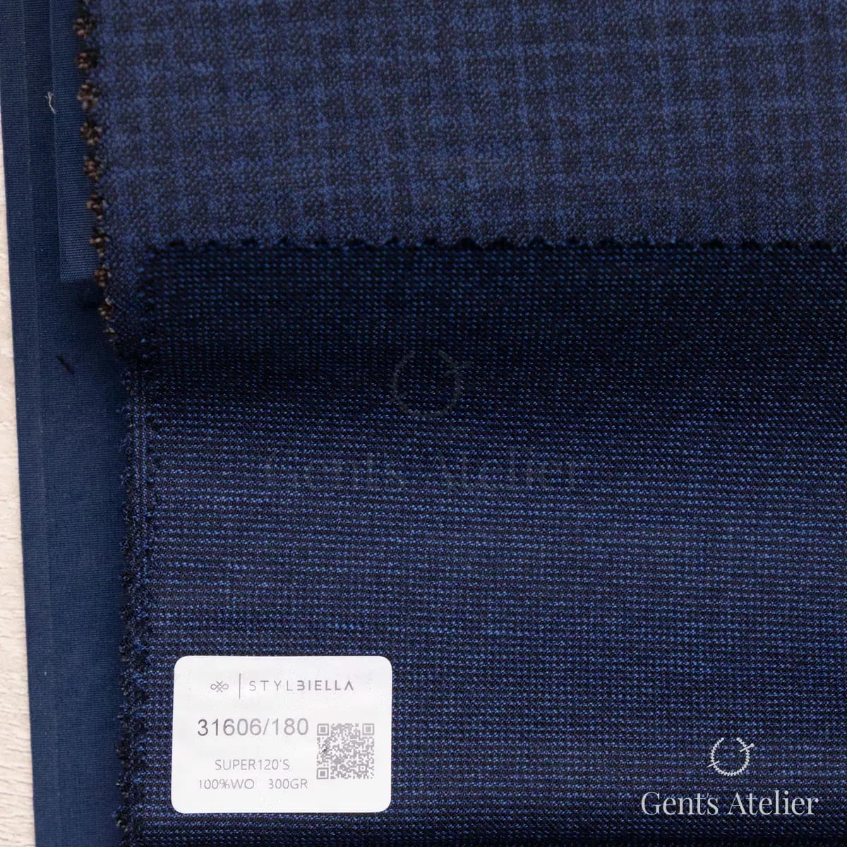 Образец ткани Stylbiella 31606/180 с этикеткой, тёмно-синий