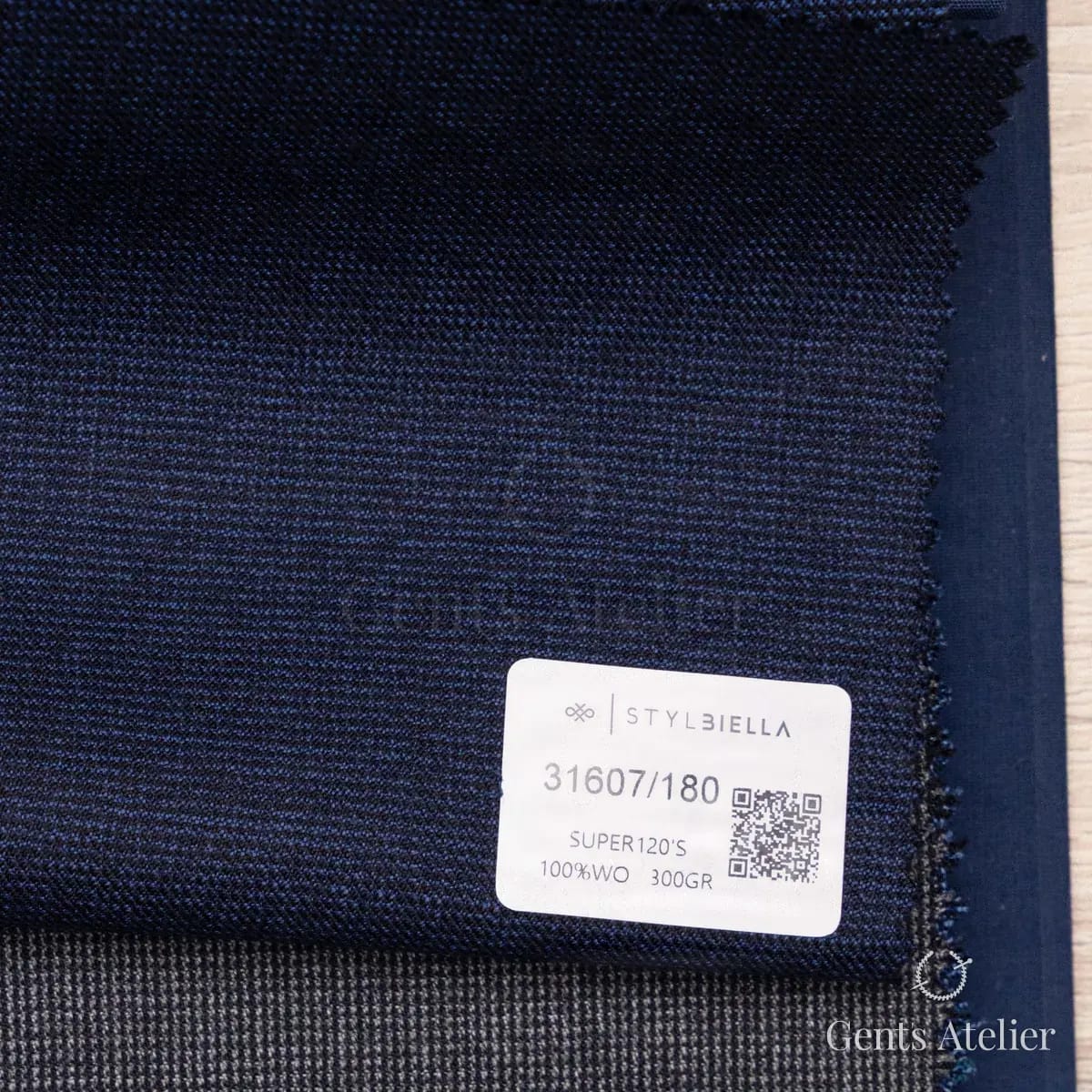 Образец ткани Stylbiella 31607/180 с этикеткой, тёмно-синий