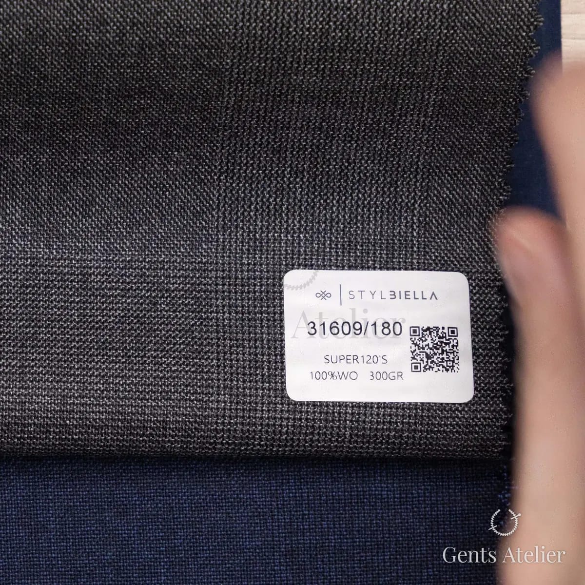 Образец ткани Stylbiella 31609/180 с этикеткой, тёмно-серый