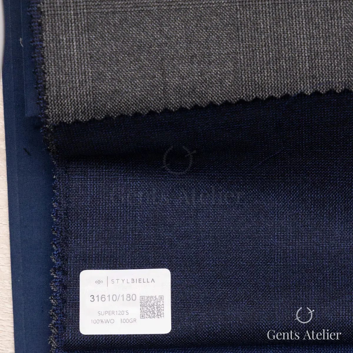 Образец ткани Stylbiella 31610/180 с этикеткой, тёмно-синий