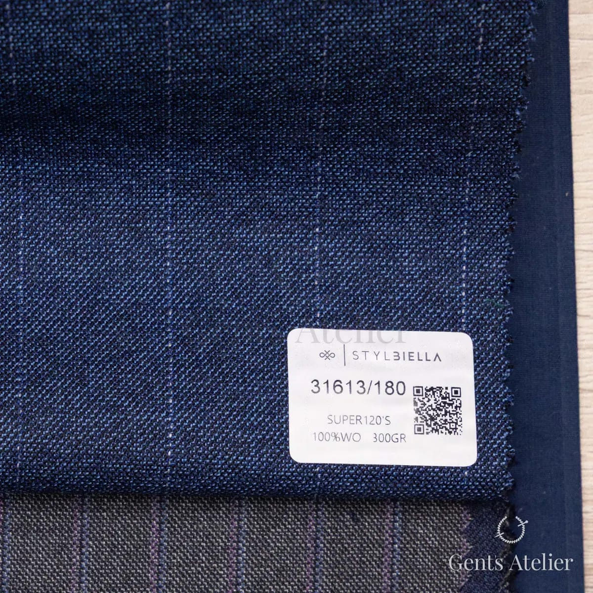 Образец ткани Stylbiella 31613/180 с этикеткой, тёмно-синий