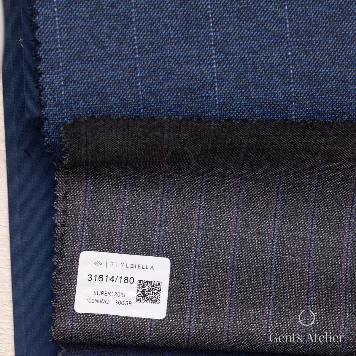 Образец ткани Stylbiella 31614/180 с этикеткой, тёмно-серый