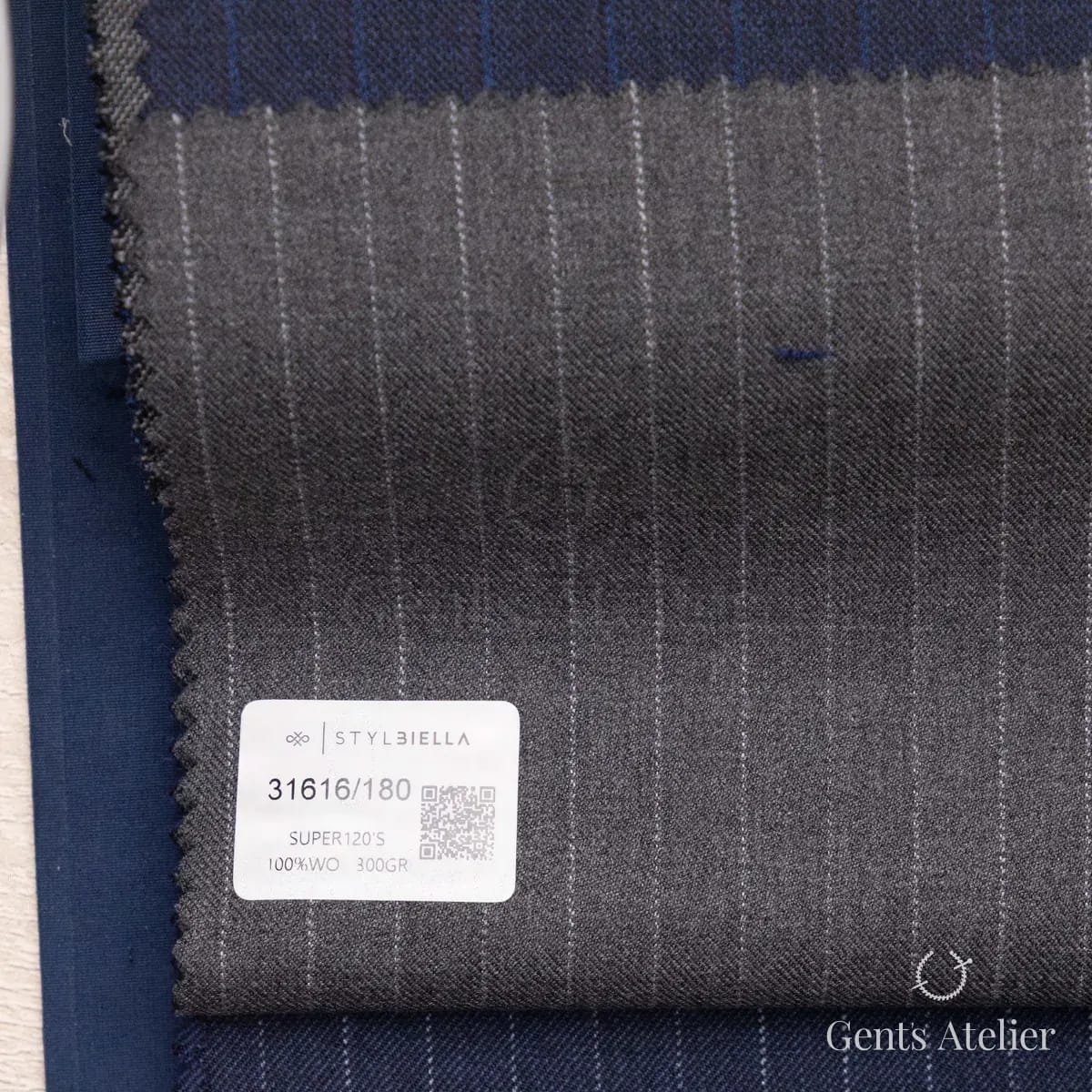 Образец ткани Stylbiella 31616/180 с этикеткой, серый