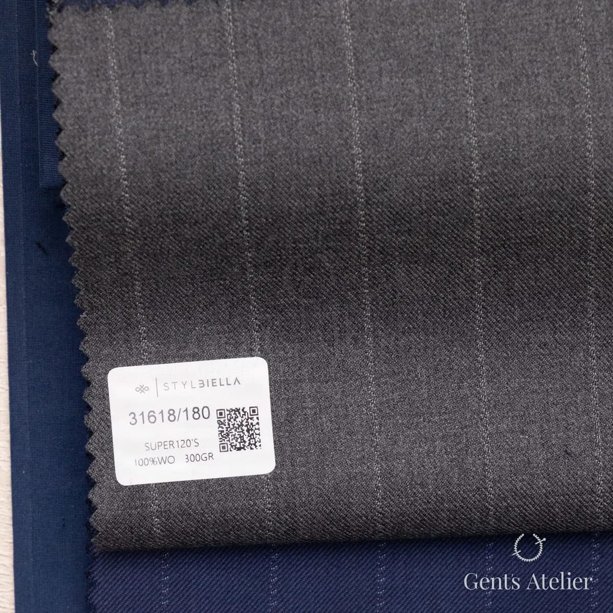 Образец ткани Stylbiella 31618/180 с этикеткой, серый