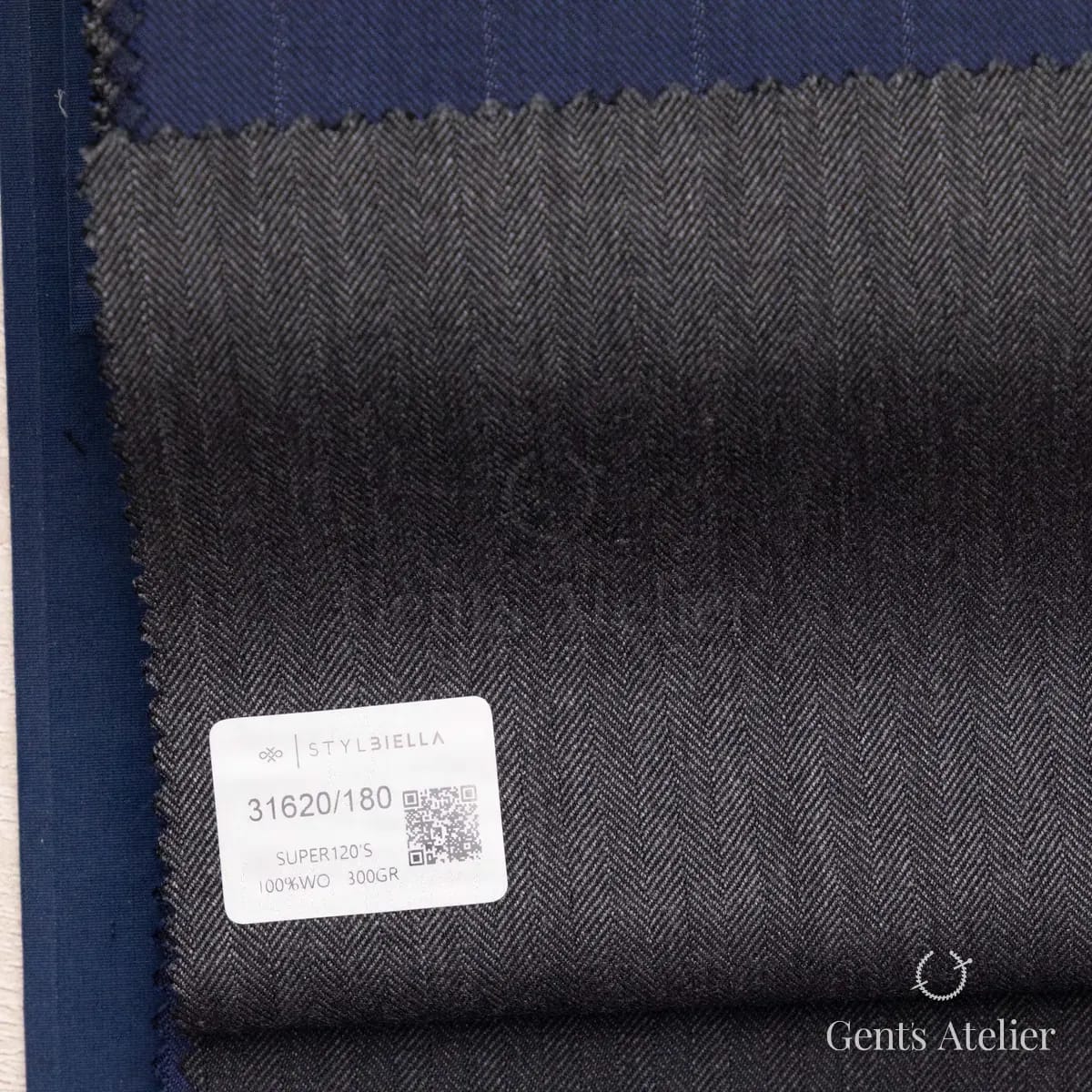 Образец ткани Stylbiella 31620/180 с этикеткой, тёмно-серый
