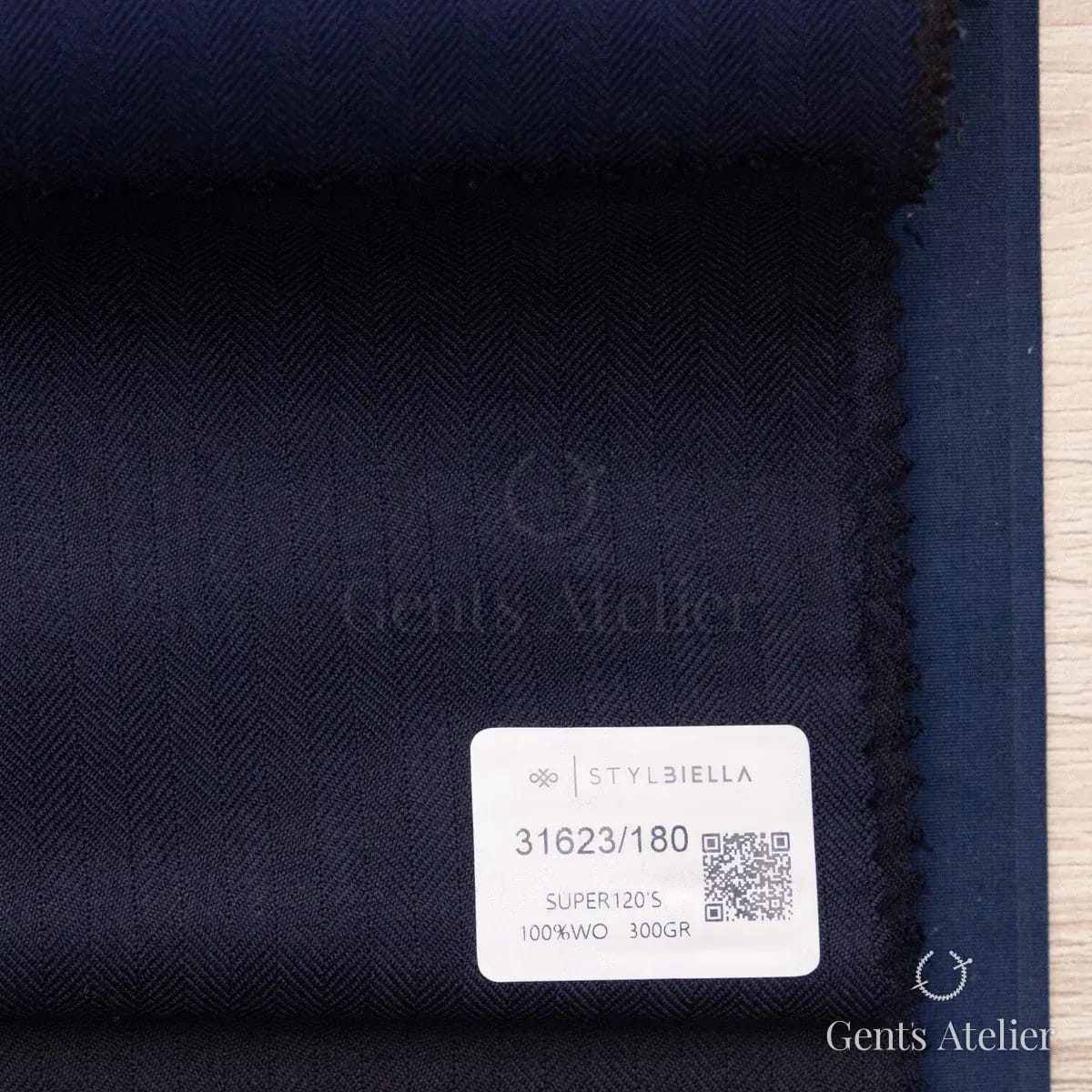 Образец ткани Stylbiella 31623/180 с этикеткой, тёмно-синий
