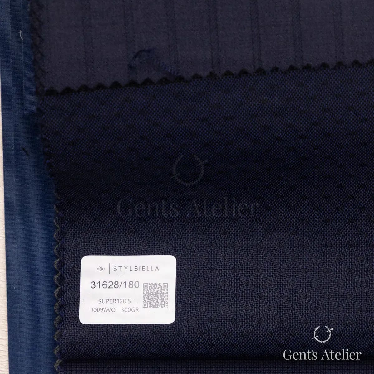 Образец ткани Stylbiella 31628/180 с этикеткой, тёмно-синий