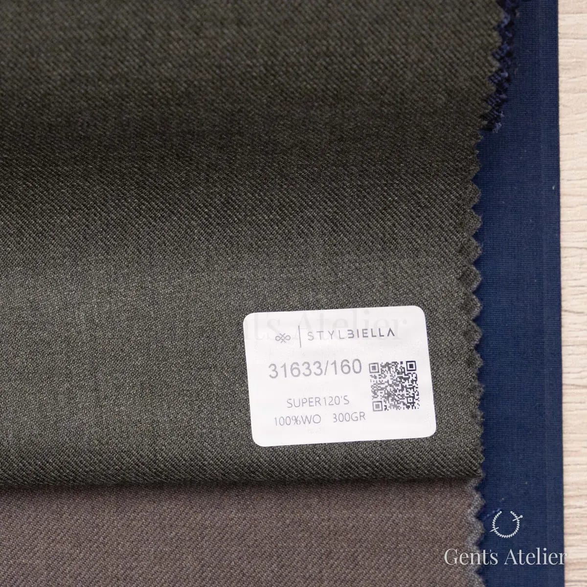Образец ткани Stylbiella 31633/160 с этикеткой, хаки