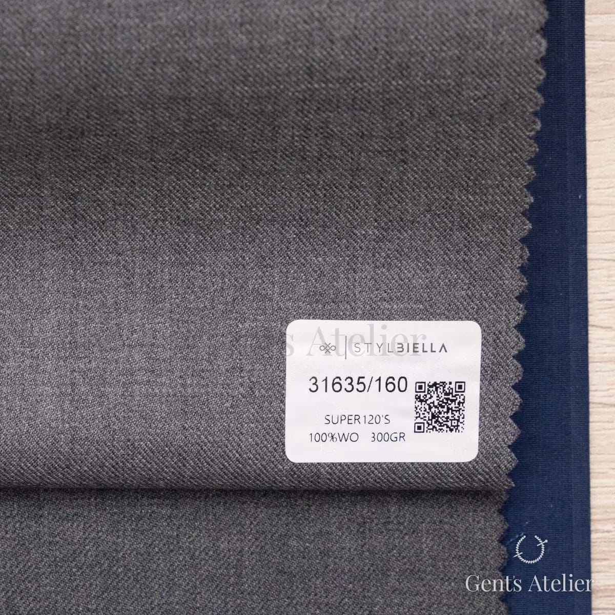 Образец ткани Stylbiella 31635/160 с этикеткой, светло-серый