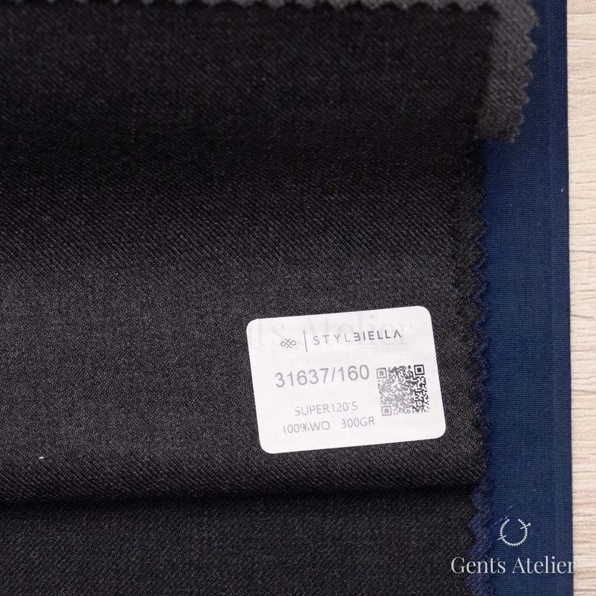 Образец ткани Stylbiella 31637/160 с этикеткой, антрацит