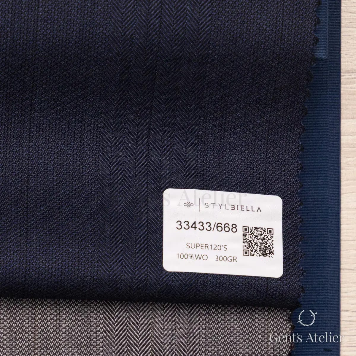 Образец ткани Stylbiella 33433/668 с этикеткой, тёмно-синий